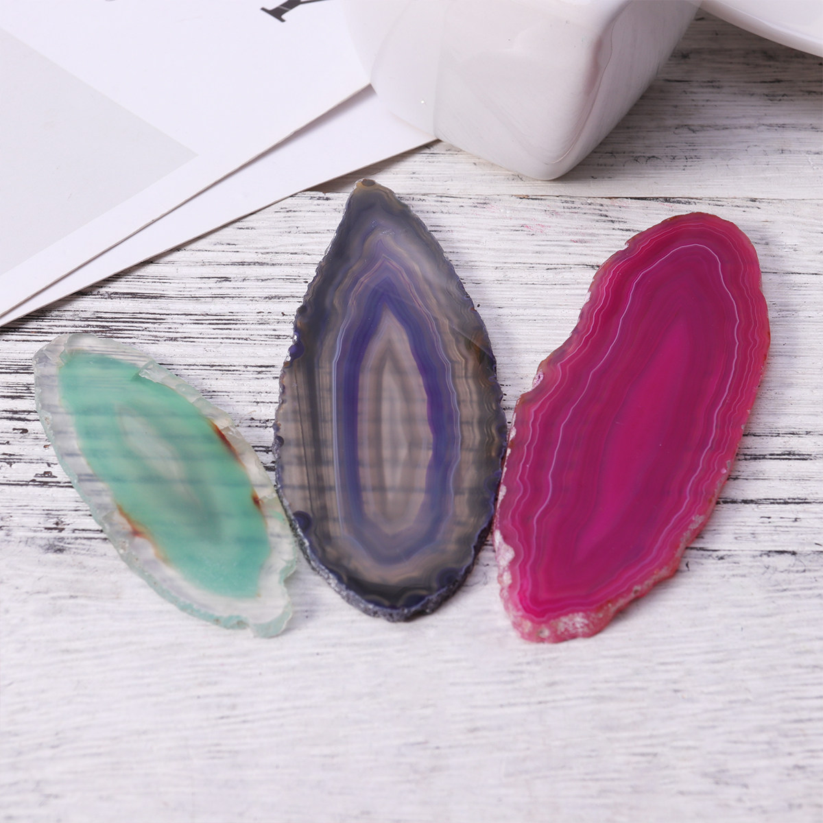 Jewelry Making Event - 9個入り。ボヘミアン風のインテリアやイベントの装飾に最適な、ユニークでカラフルな天然アゲートのスライス。ジュエリー作りにも。